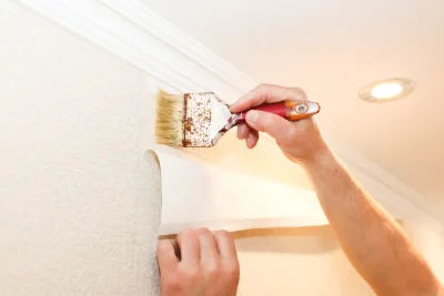 Pose de papier peint à Trégourez — revêtements muraux et toiles de verre